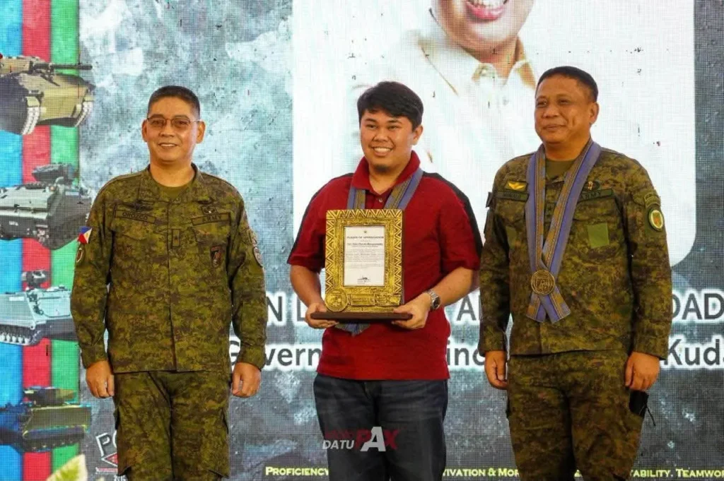 Governor Datu Pax Ali Mangudadatu with Philippine Army officers
