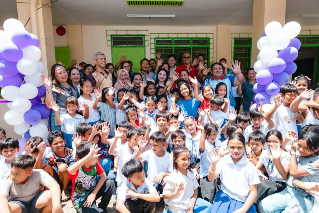 Students and officials at Isulan school ceremony
